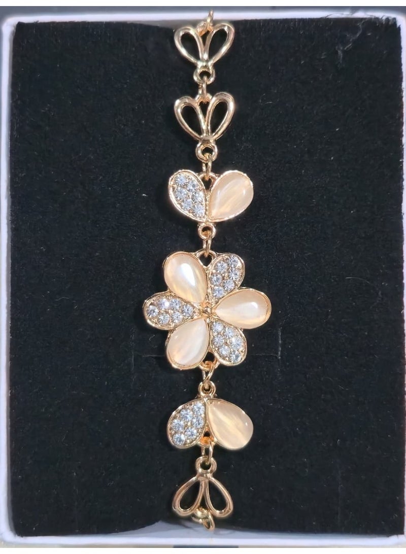 بريميم سوار أنيق مزين بالكريستال الزهري مع لمسات من اللؤلؤ - طلاء ذهبي - Image 3