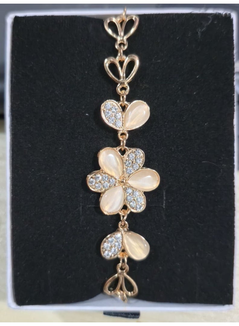 بريميم سوار أنيق مزين بالكريستال الزهري مع لمسات من اللؤلؤ - طلاء ذهبي - Image 1