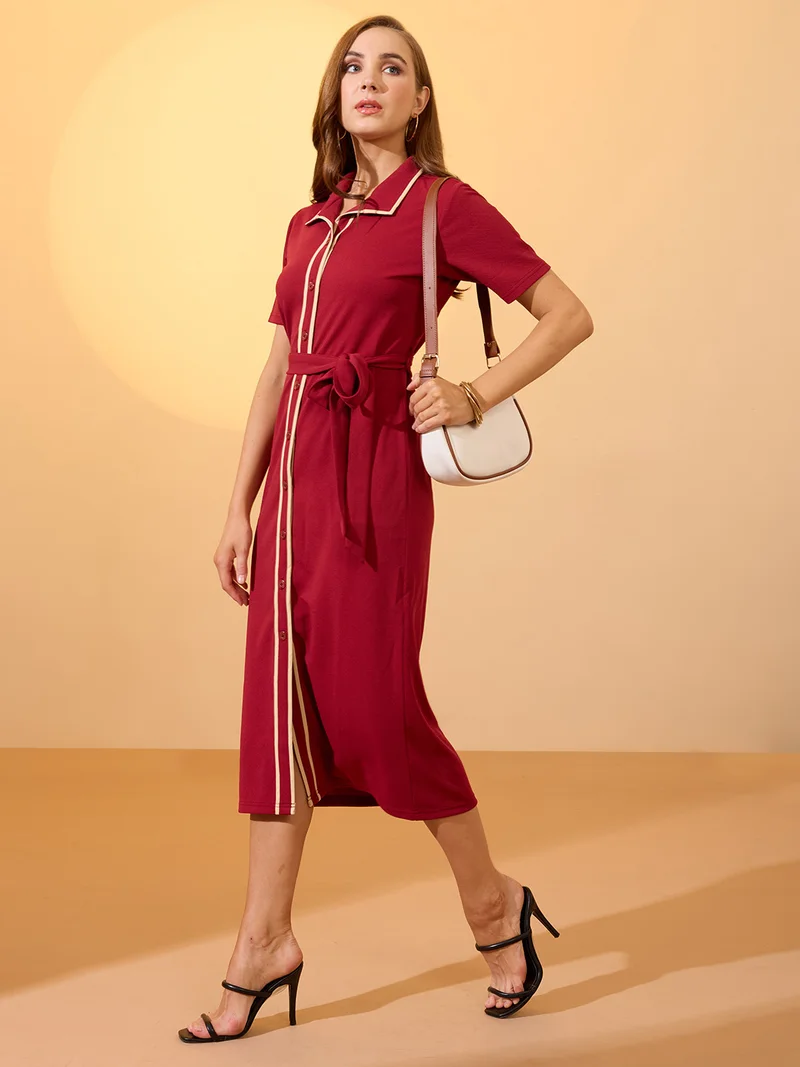 جلو باص فستان نسائي قميص عمل بياقة وخصر بحزام وأكمام قصيرة بلون عنابي