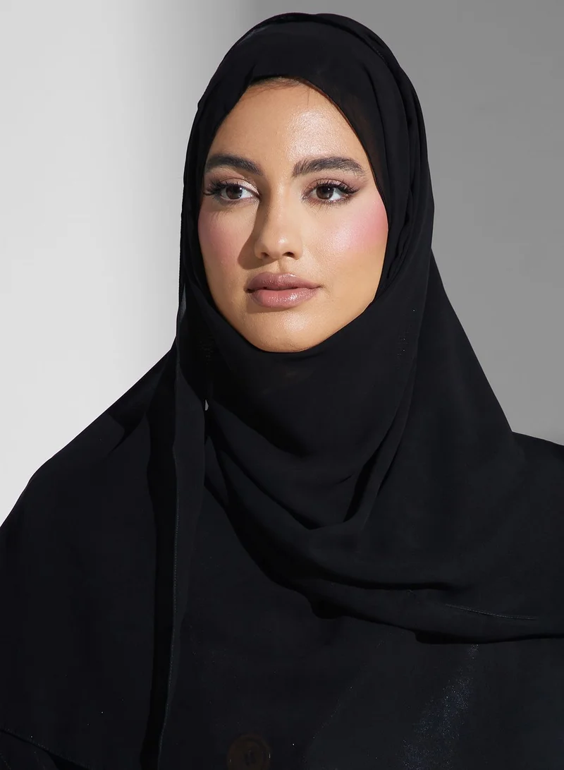 هيا كلوزيت عباية بتفاصيل جيوب ورقبة على شكل حرف V