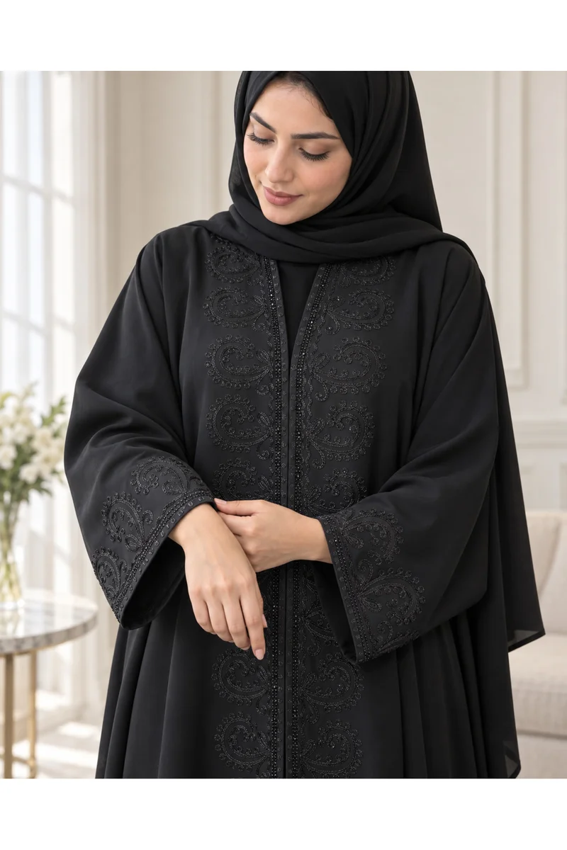 كافالي عباية نسائية سوداء مطرزة بنقشة بيزلي وأكمام مزينة