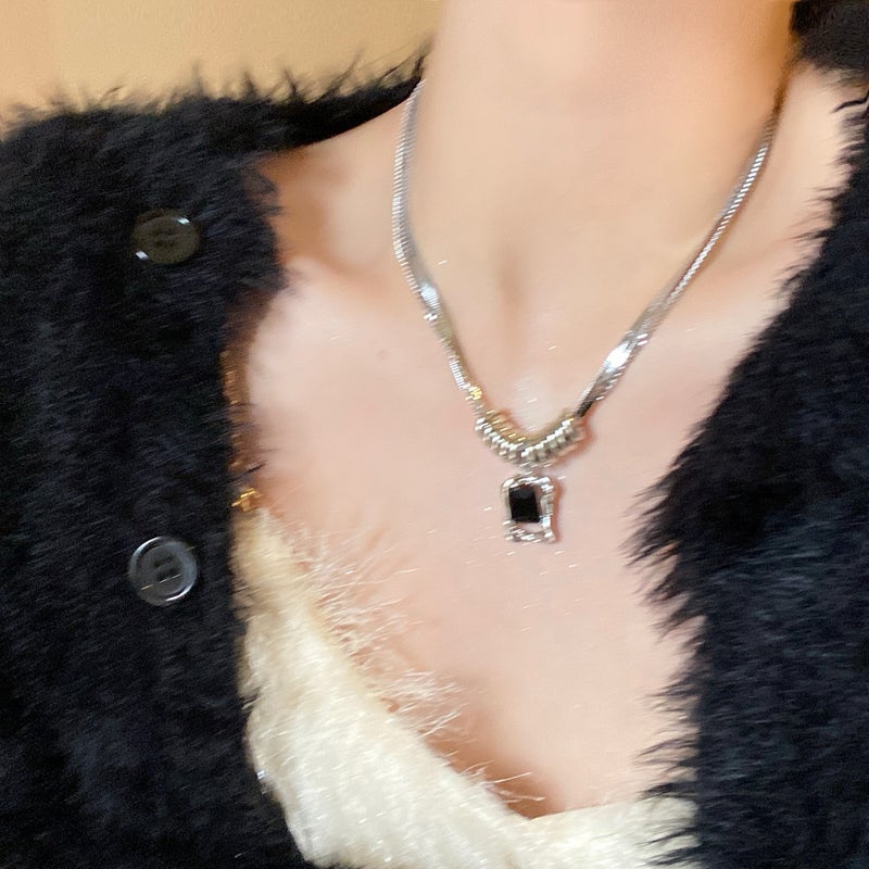 Korean Style Pearl Necklace for Women, Minimalist Choker with Butterfly Pendant, Light Luxury Collarbone Chain, Trendy Jewelry
