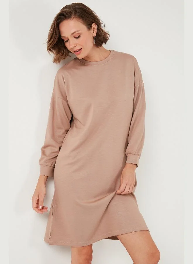 ليلا ليلا مودست أويشو قماش تونيك فضفاض بفتحة للنساء