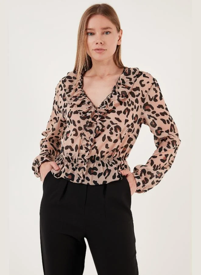ليلا بلوزة نسائية من التول بنقشة الفهد وكشكشة وياقة على شكل