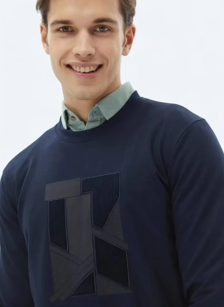 كيب سويت شيرت مطبوع باللون الأزرق الداكن برقبة دائرية