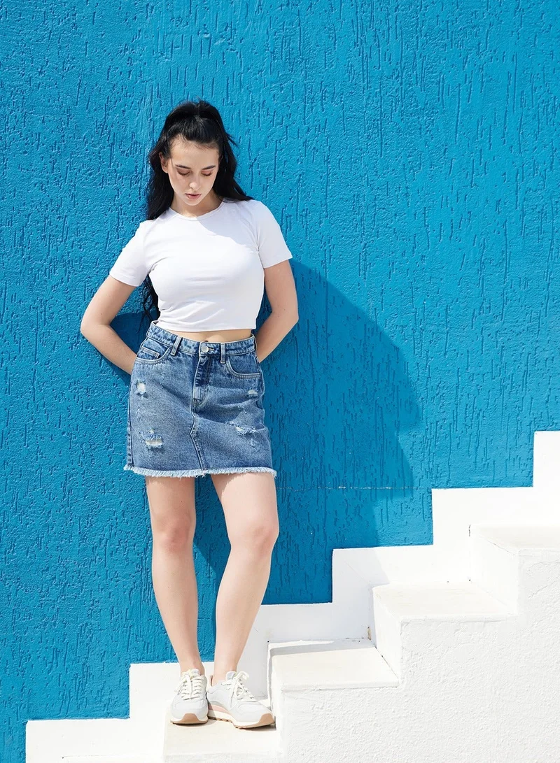 جلو باص جوبس تنورة جينز قصيرة نسائية بخصر متوسط ممزقة وحافة مهترئة