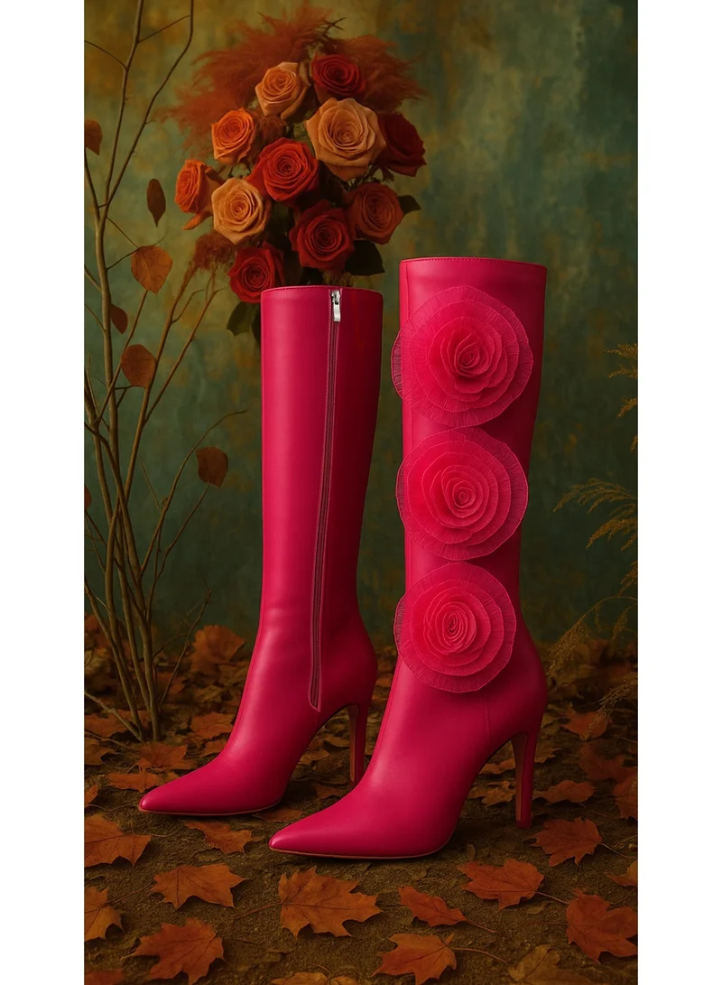 لندن راج حذاء طويل شفاف مزين بتفاصيل وردة كبيرة باللون الفوشيا