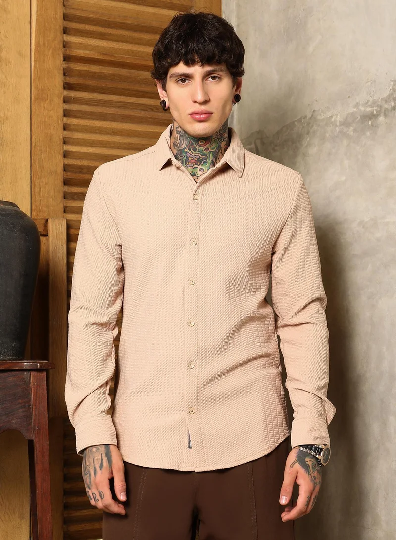 كامبوس سوترا قميص رجالي بيج بنقوش شيفرون بياقة ممتدة وأكمام طويلة بأزرار