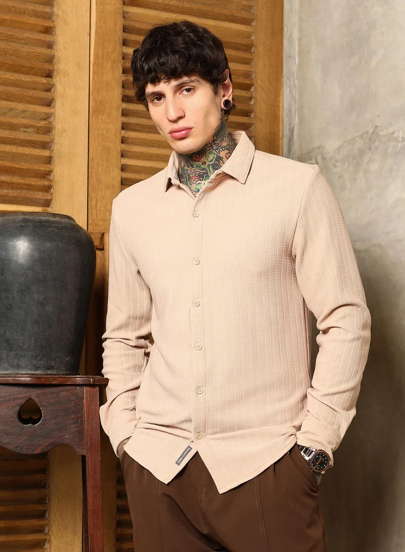 كامبوس سوترا قميص رجالي بيج بنقوش شيفرون بياقة ممتدة وأكمام طويلة بأزرار