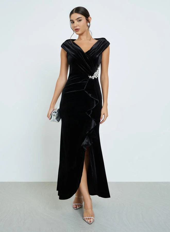 ستايلي فستان طويل منمق بمظهر مخملي