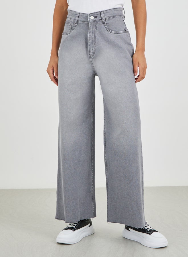 ستايلي جينز بقصة واسعة وخصر مرتفع بحافة خام - Image 2