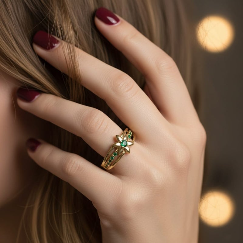 خاتم ذهبي فاخر بتصميم نجمة ساحرة مرصعة بفصوص براقة باللون الأخضر ، مفتوح لضمان الملاءمة والراحة المثالية لجميع المقاسات. - Image 5