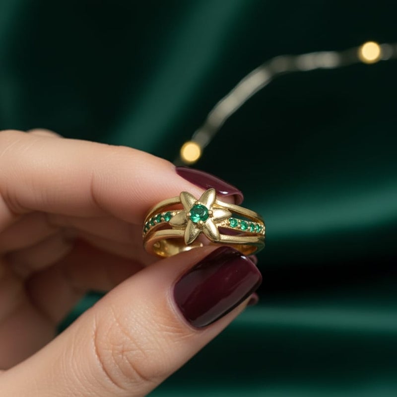 خاتم ذهبي فاخر بتصميم نجمة ساحرة مرصعة بفصوص براقة باللون الأخضر ، مفتوح لضمان الملاءمة والراحة المثالية لجميع المقاسات. - Image 4