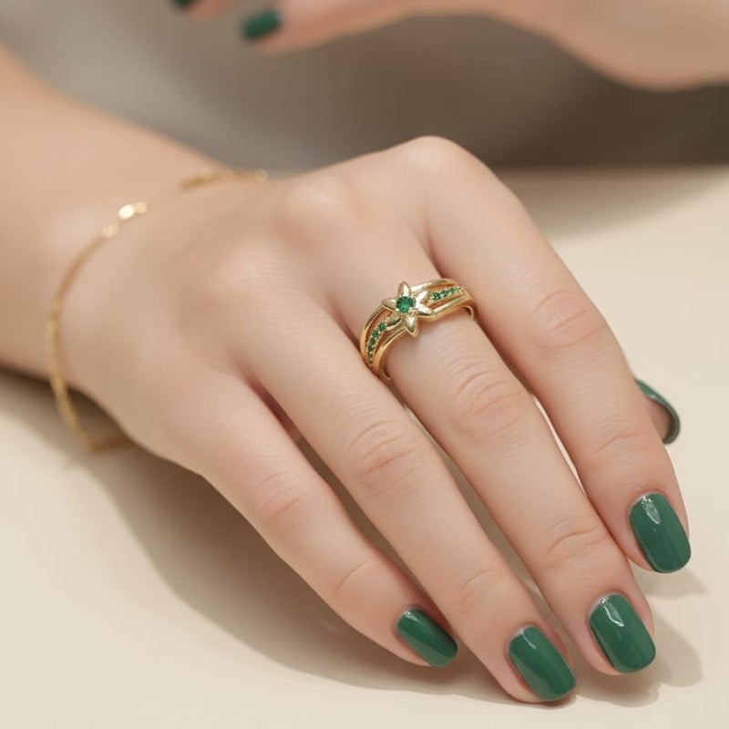 خاتم ذهبي فاخر بتصميم نجمة ساحرة مرصعة بفصوص براقة باللون الأخضر ، مفتوح لضمان الملاءمة والراحة المثالية لجميع المقاسات. - Image 2