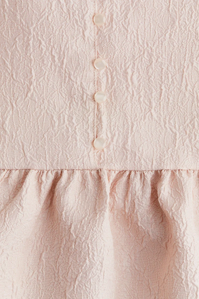 اتش اند ام بلوزة من نسيج بروكاد منقوش وحافة متموجة