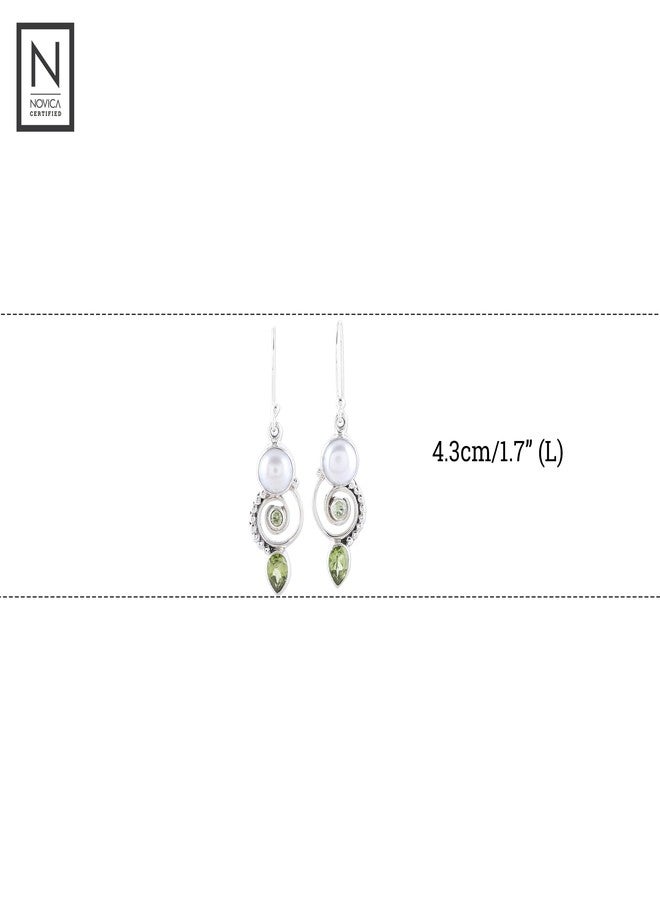 نوفيكا أقراط نوفيكا المصنوعة يدويًا من اللؤلؤ المستزرع | فضة إسترلينية للمياه العذبة | دلاية من عنقود الزبرجد | سلك فرنسي طويل | حجر كريم هندي | تصميم "متاهة أنيقة" 1.7 بوصة طول × 0.4 بوصة عرض × 0.2 بوصة عمق - Image 3