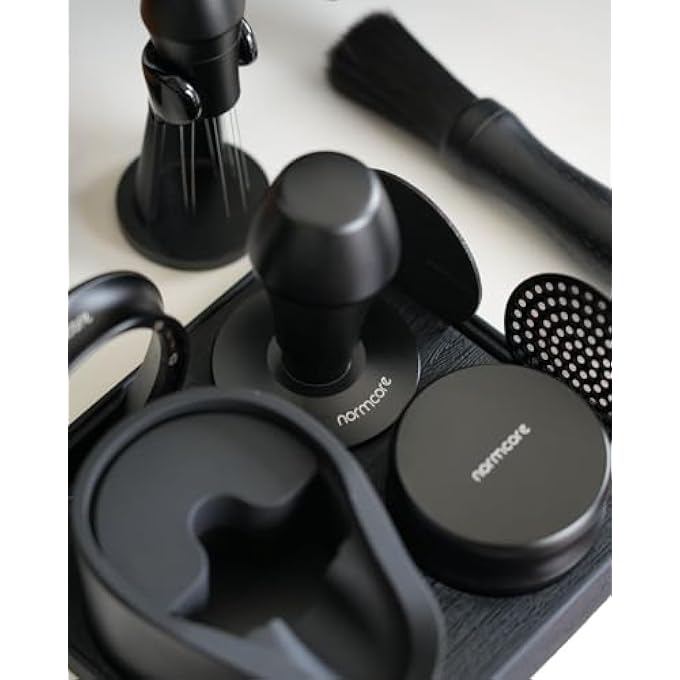 نورمكور مجموعة باريستا 7 في 1، أداة توزيع دك القهوة، حامل قمع الجرعات، مجموعة شاشة قرصية، حصيرة دك مضغوطة، حامل فلتر القهوة، مجموعة أدوات باريستا الأساسية لسلال 58 مم - Image 4