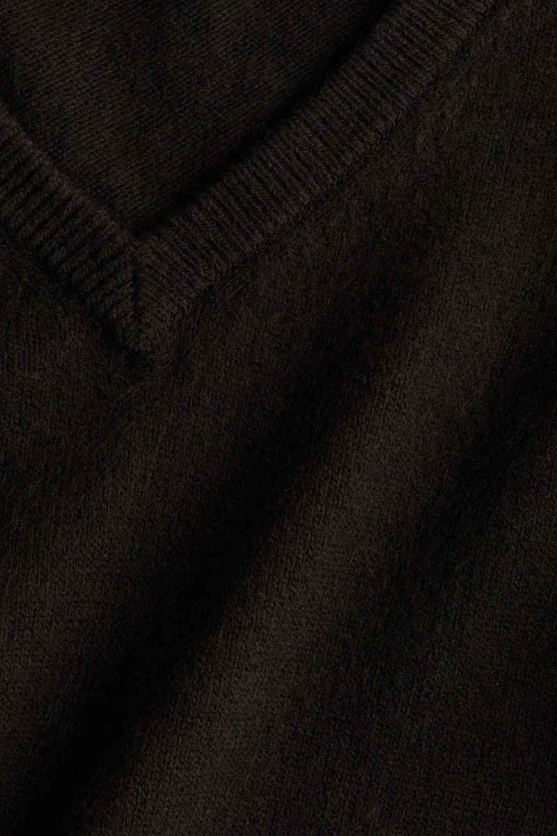 اتش اند ام كنزة بياقة على شكل حرف