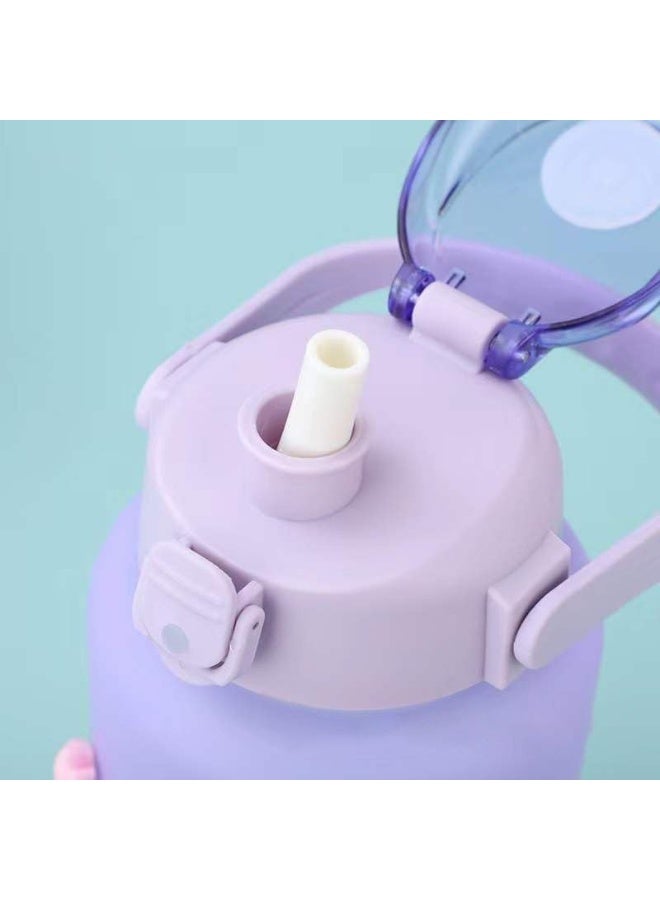 سبيس شوب زجاجة مياه رياضية كبيرة خالية من مادة BPA، سعة 2 لتر، بعبارات تحفيزية، مناسبة للصالة الرياضية وركوب الدراجات والمدرسة واللياقة البدنية في الهواء الطلق (موف)  - Image 2