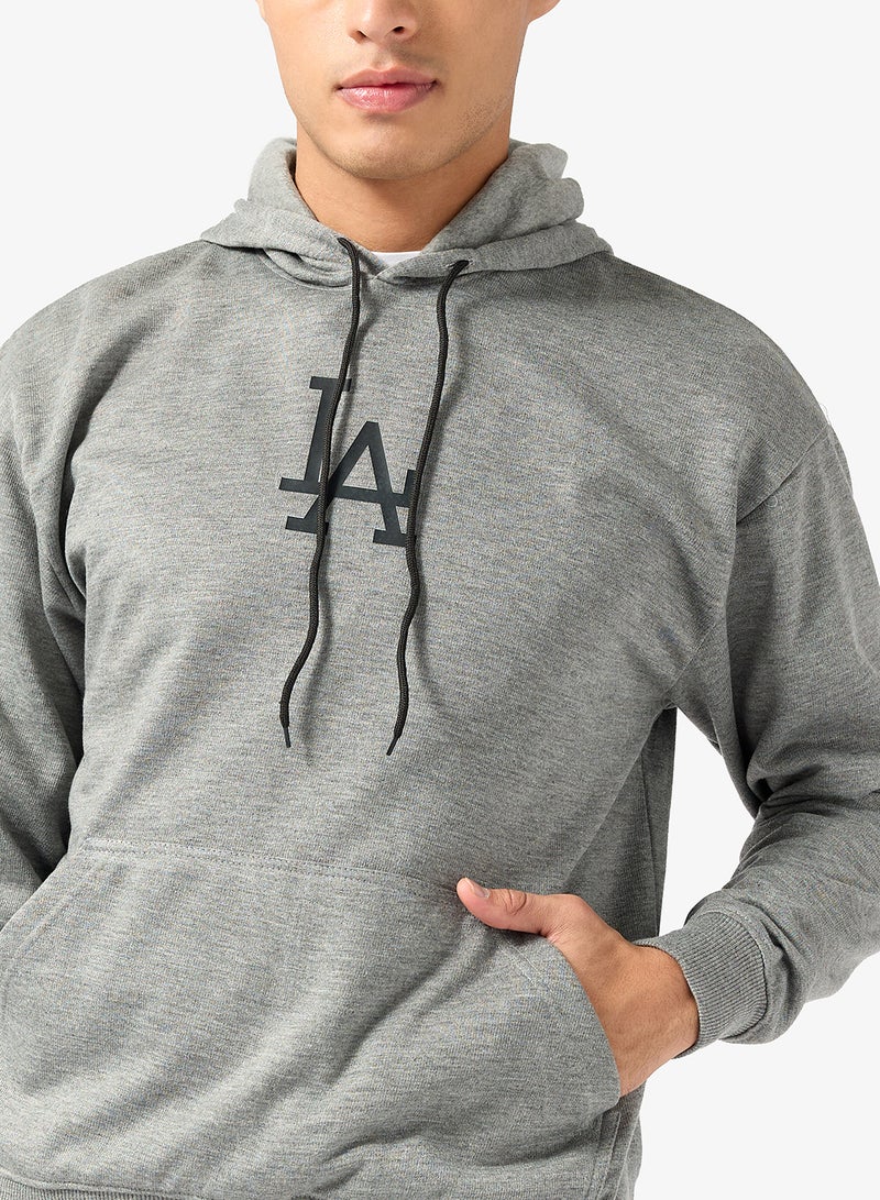 سفنتي فايف بيسيكس هودي بطبعة جرافيك - Image 3