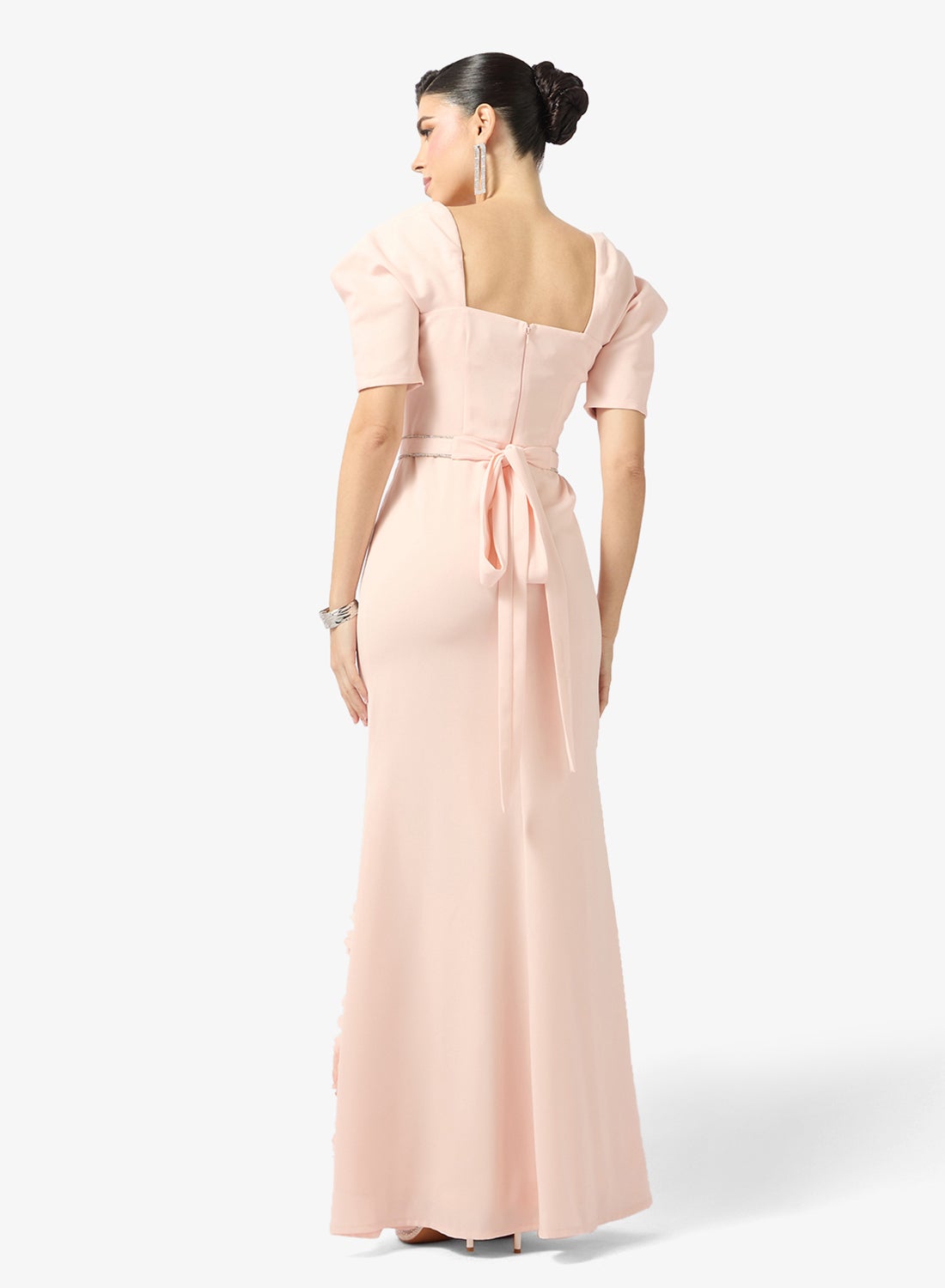 فستان سهرة بتفاصيل سموك وأكمام منظمة