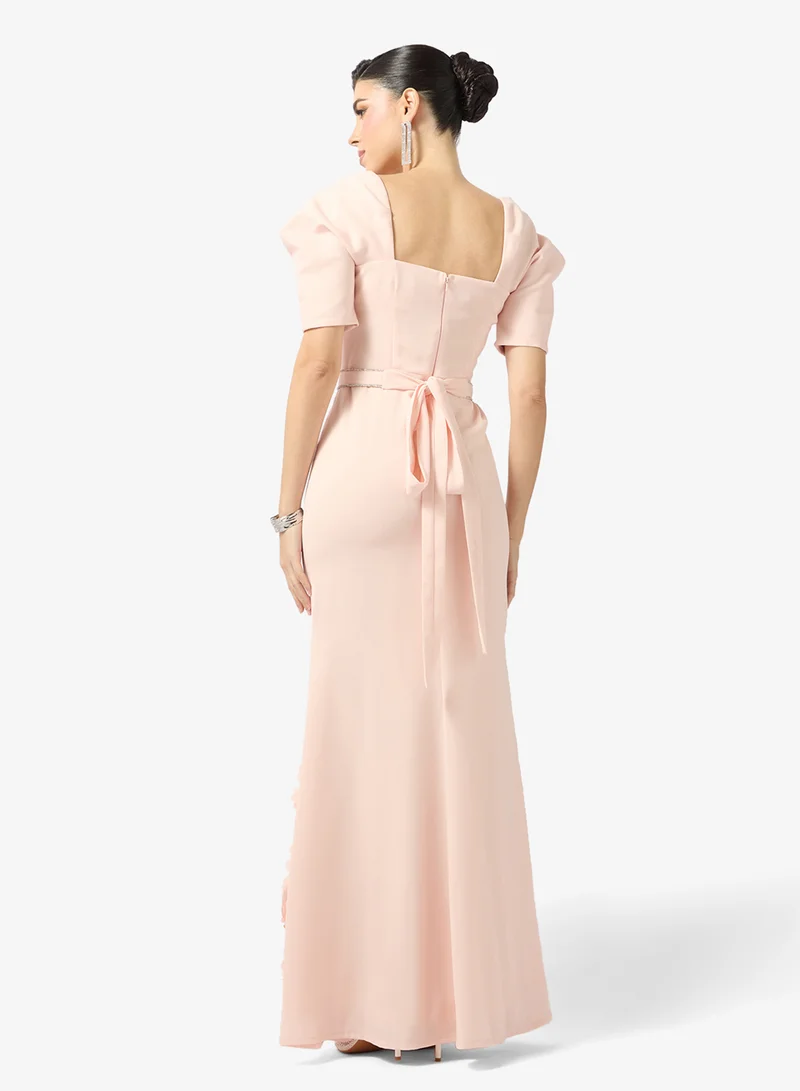 نمشي x فستان سهرة بتفاصيل سموك وأكمام منظمة