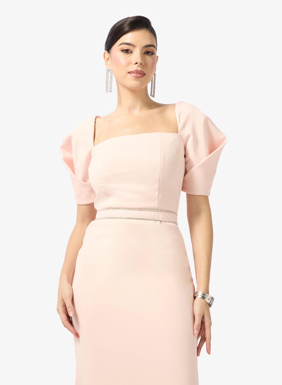 فستان سهرة بتفاصيل سموك وأكمام منظمة