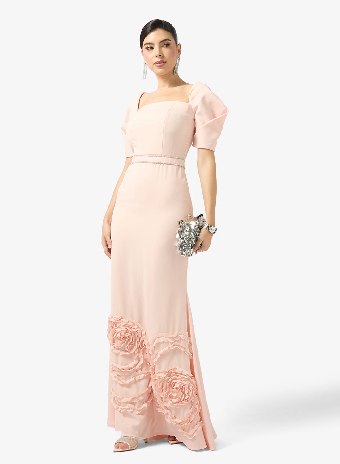 فستان سهرة بتفاصيل سموك وأكمام منظمة