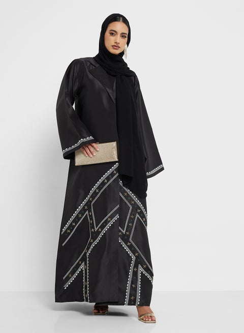 عباية بأكمام واسعة مزينة