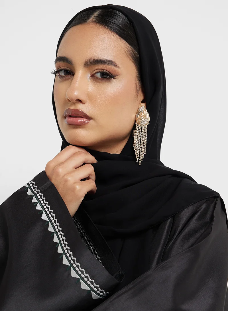 هيا كلوزيت عباية بأكمام واسعة مزينة