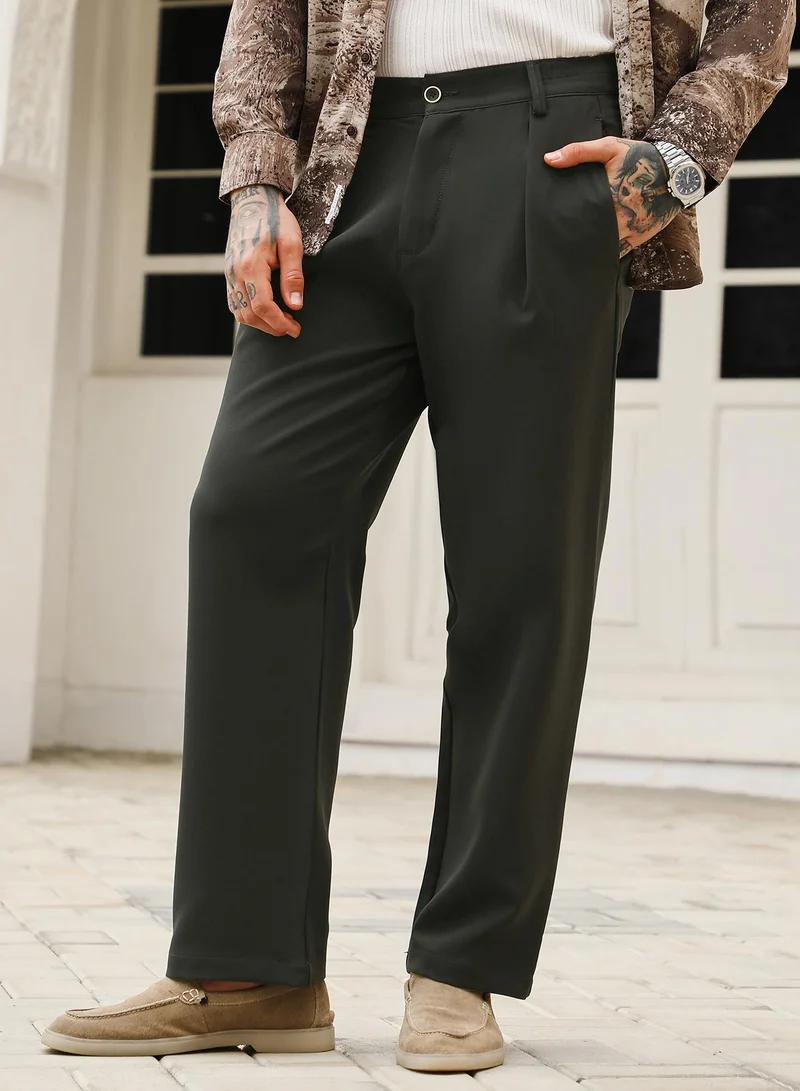 كامبوس سوترا Campus Sutra Men's Charcoal Grey Pleated-Straight Tailored Trousers | Mid-Rise , Straight Hem , Button Closure , Straight-Fit | Solid Plain | Polyester Blend Trouser For Casual Wear