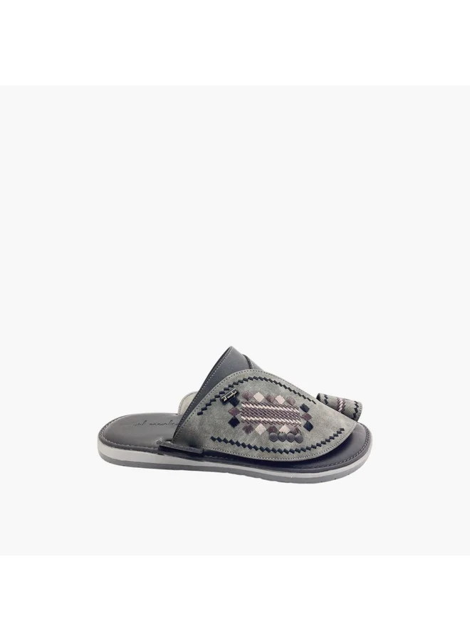 الواحة Men's Textured Slip-On Arabic Sandals with Toe Loop Detail