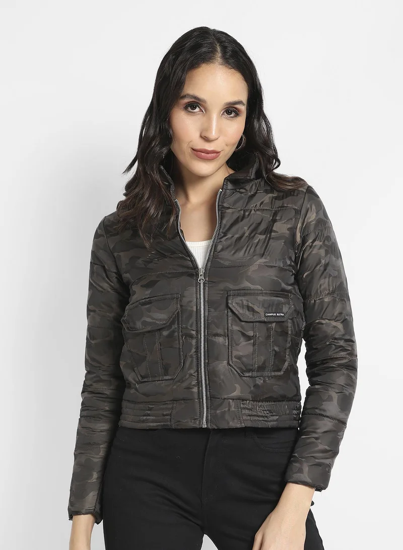 كامبوس سوترا سترة نسائية منفوخة باللون البني المموه مع جيوب بغطاء قلاب