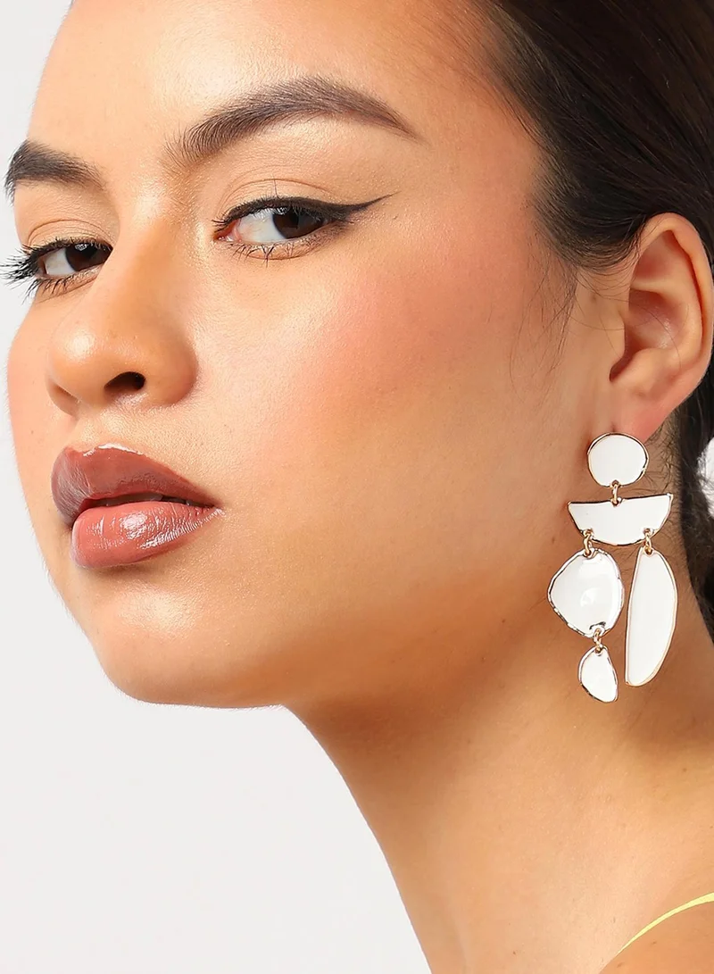 سوهي الأبيض انخفاض الأقراط مصمم المعاصر