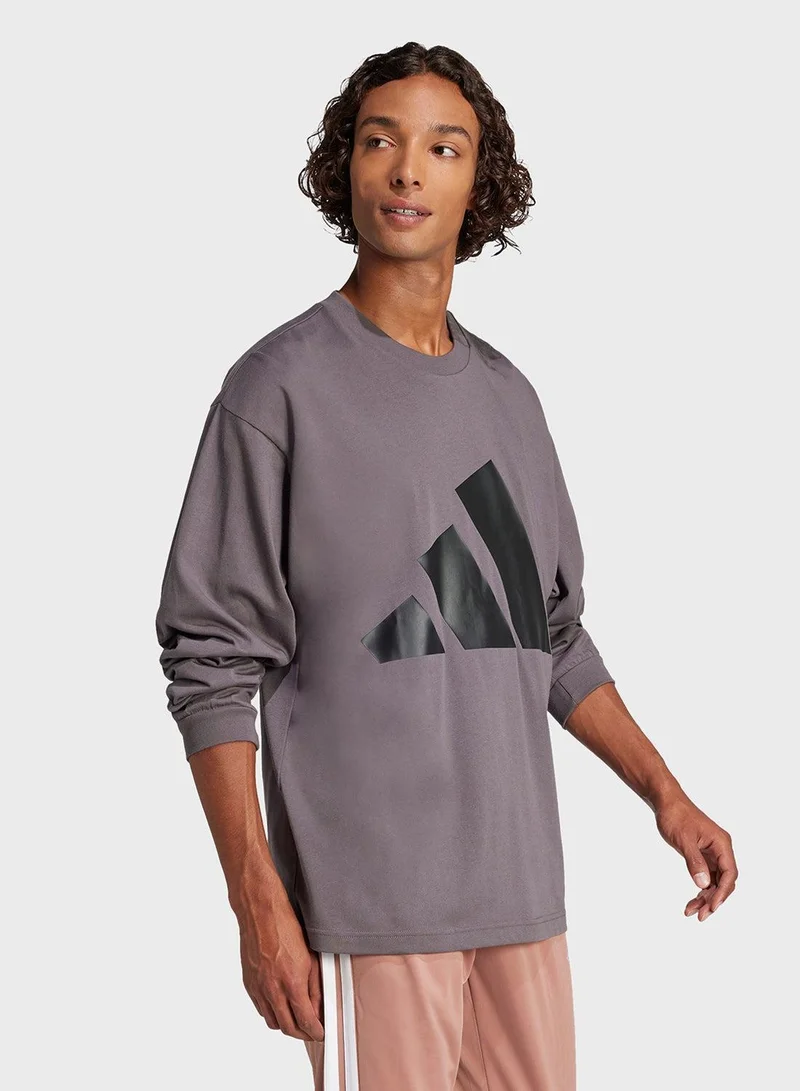 adidas تيشيرت رجالي بأكمام طويلة وشعار كبير أساسي