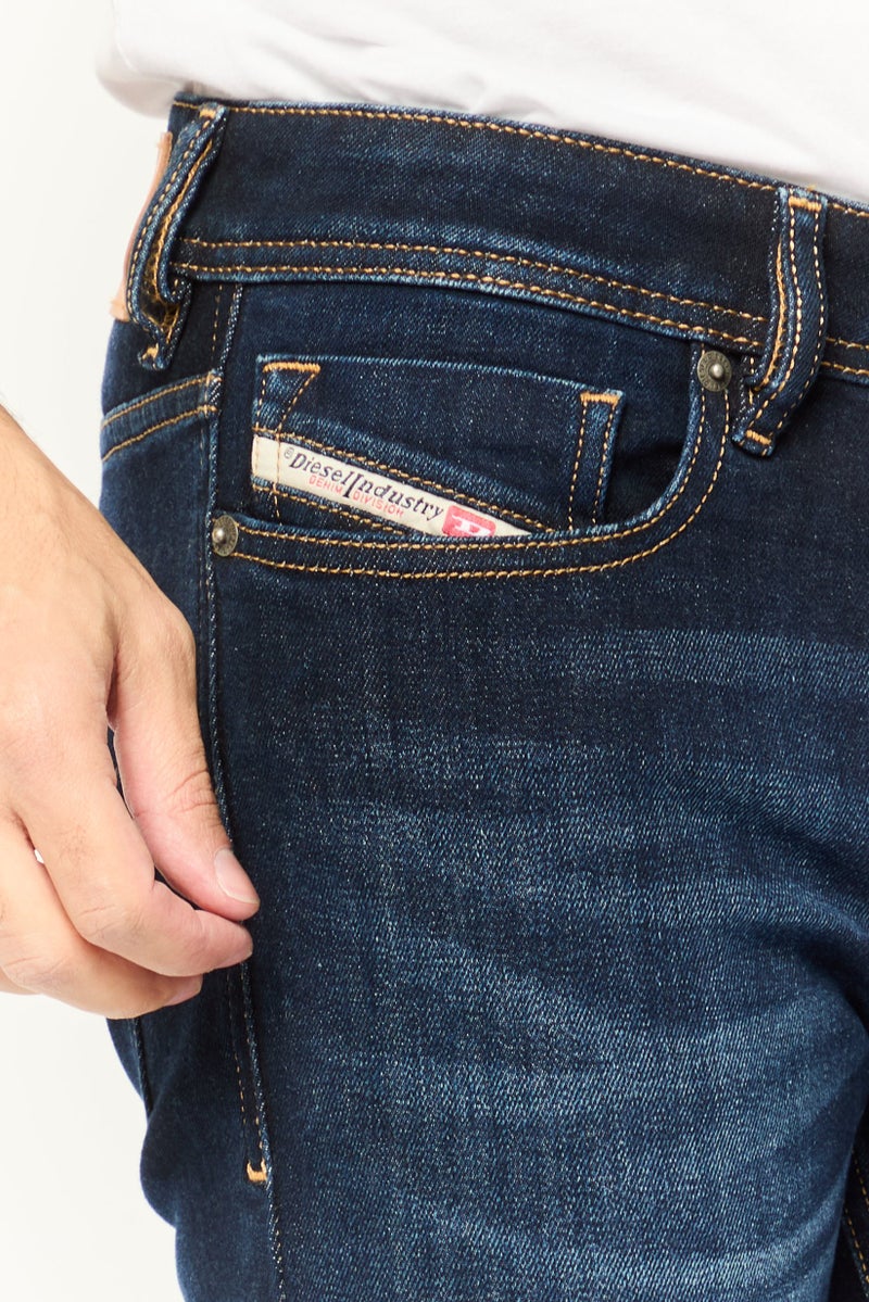 DIESEL جينز ضيق للرجال بتصميم سليم، مغسول وقابل للتمدد، لون أزرق داكن - Image 3