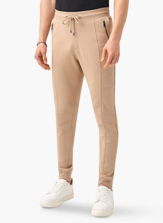 ايكونيك بنطلون جوجر بقصة ضيقة بتفاصيل متباينة مع رباط وجيوب - Image 1