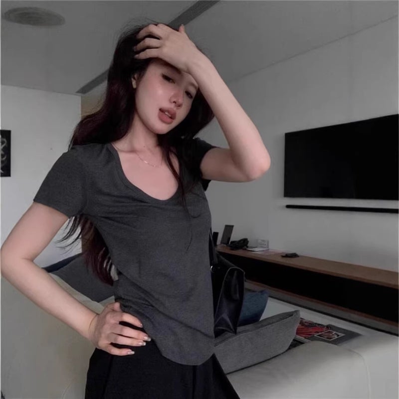 تيشيرت نسائي من المودال بياقة على شكل حرف U وأكمام قصيرة - Image 1