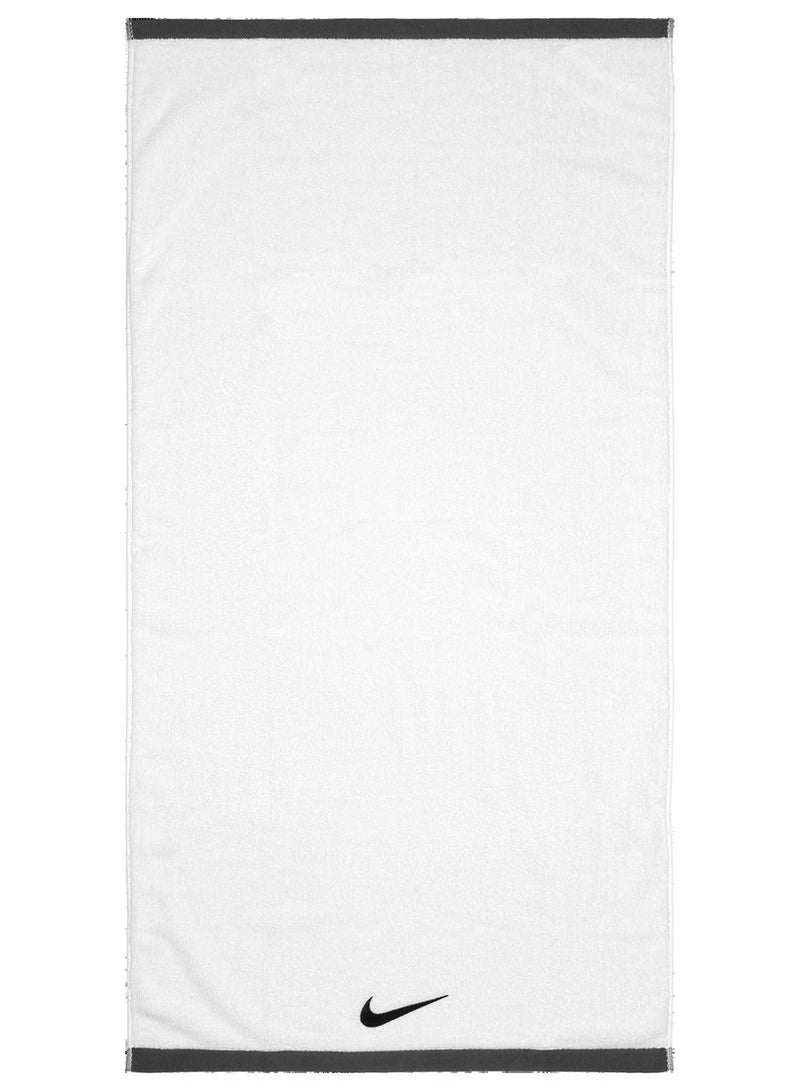 نايكي منشفة كبيرة أساسية