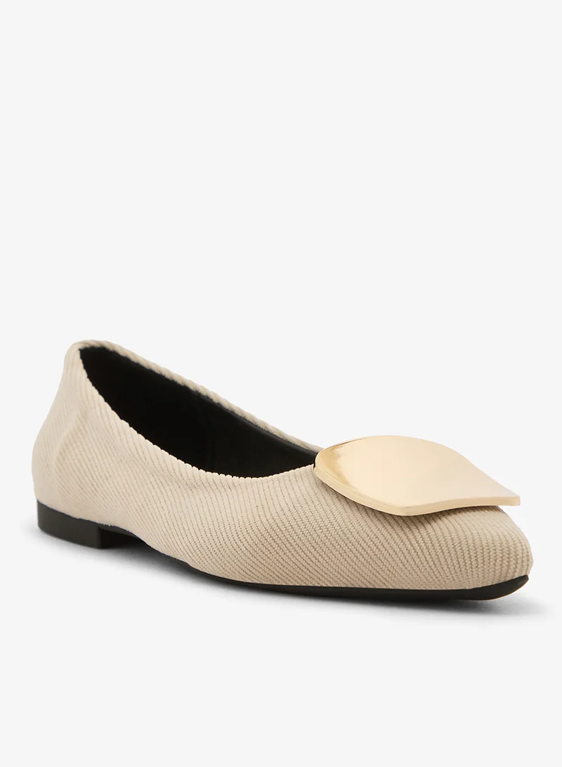 ايلا باليرينا جلد سويدي بتفاصيل ذهبية