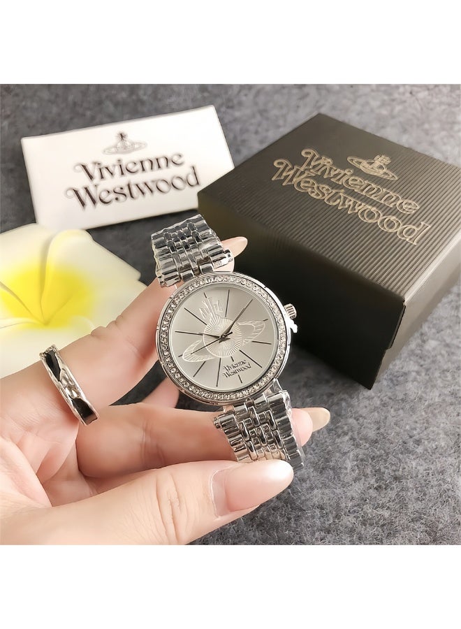 Vivienne Westwood جمال فيفيان ويستوود البسيط: ساعة تكمل كل زي - Image 1