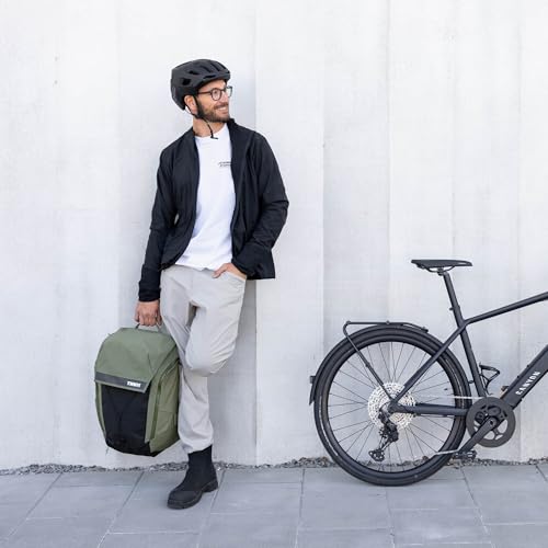 THULE حقيبة ظهر دراجات ثولي باراماونت - سعة 28 لتر - ملائمة قابلة للتعديل - حافظة لابتوب مبطنة 16 بوصة و جيب لوحي 11 بوصة - حزام لتثبيت الخوذة - جيب جانبي للهاتف - حلقة لمصباح الذيل - Image 2