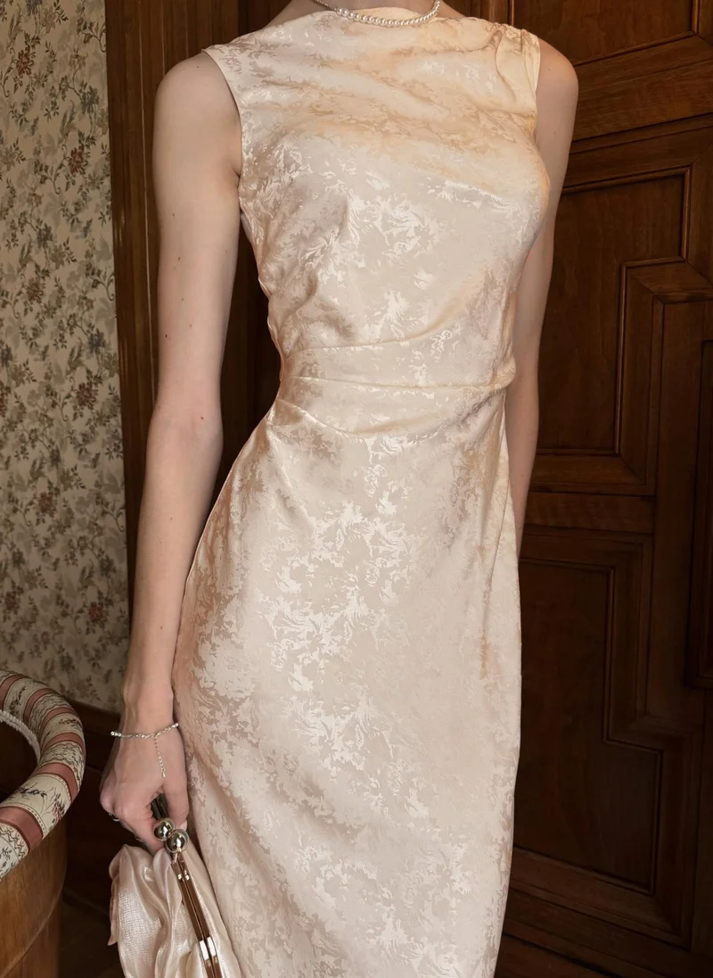 Sleeveless midi dress with floral pattern