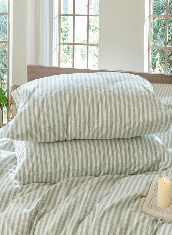 مومى أغطية وسائد مخططة من مومي، عبوة من قطعتين، مصنوعة من القطن المغسول بنسبة 100%، ذات ملمس يشبه الكتان، قابلة للتهوية، متينة، ناعمة ومريحة (أخضر حكيم وأبيض مخطط كلاسيكي، مقاس كينج) - Image 1