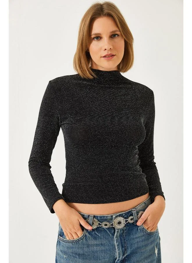 جينجر بلوزة بياقة عالية وتفاصيل لامعة