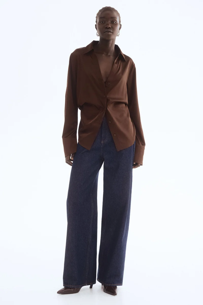 اتش اند ام بلوزة بياقة على شكل حرف