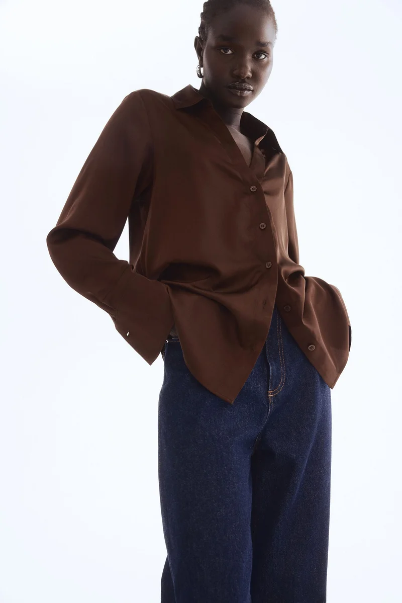 اتش اند ام بلوزة بياقة على شكل حرف