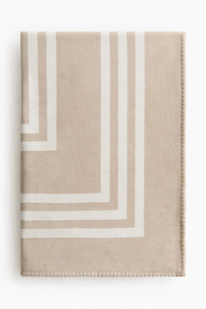 اتش اند ام بطانية منقوشة