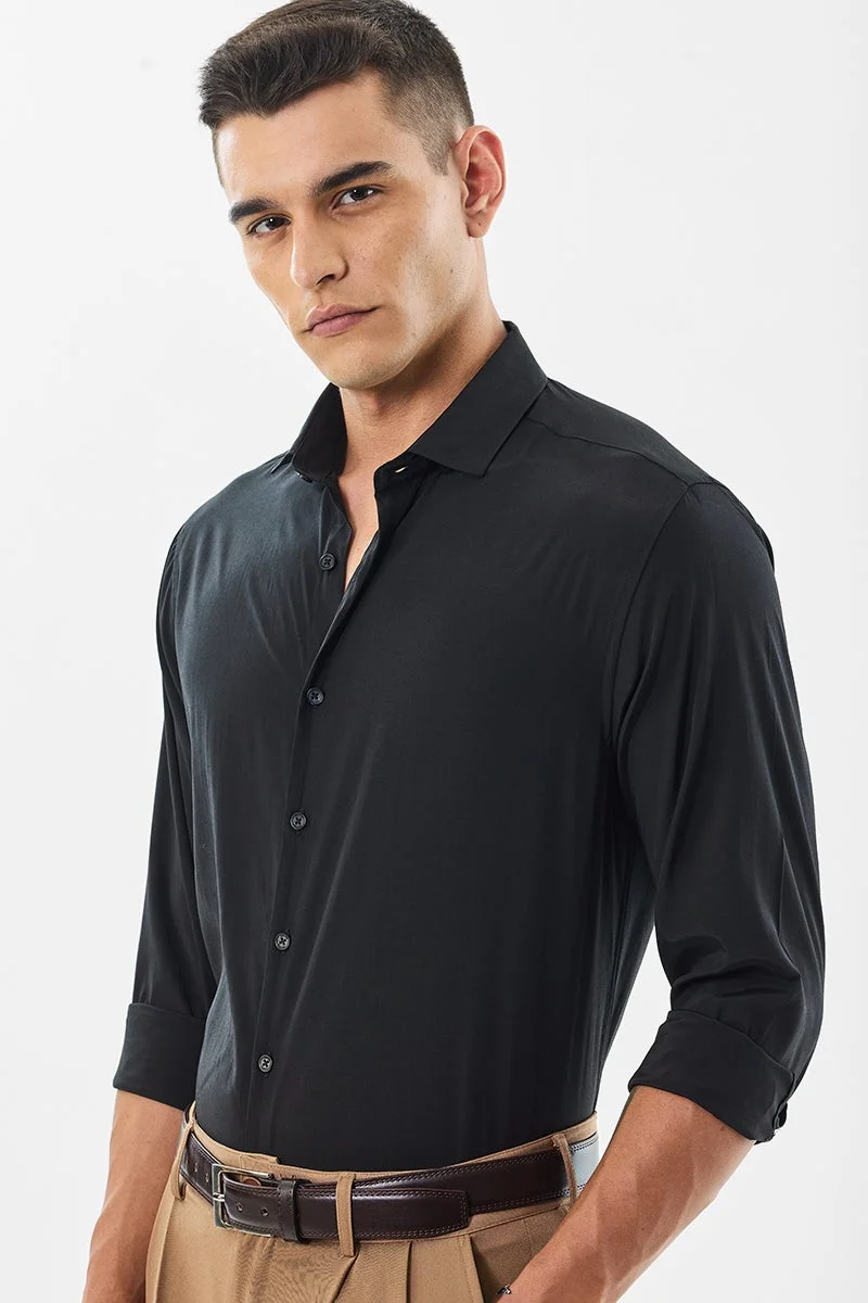 سنيتش قميص أسود بقصة عادية