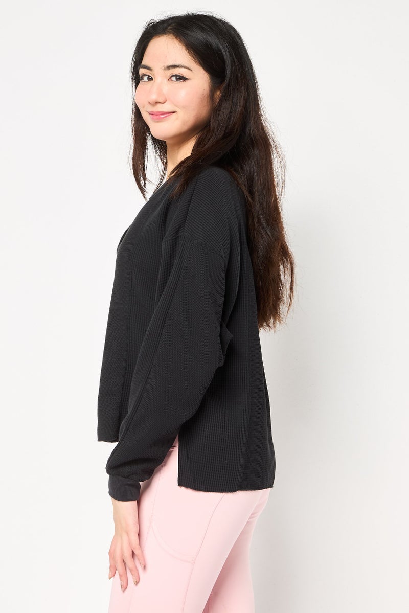 Nike قميص تدريب طويل الأكمام فضفاض للنساء، أسود - Image 3